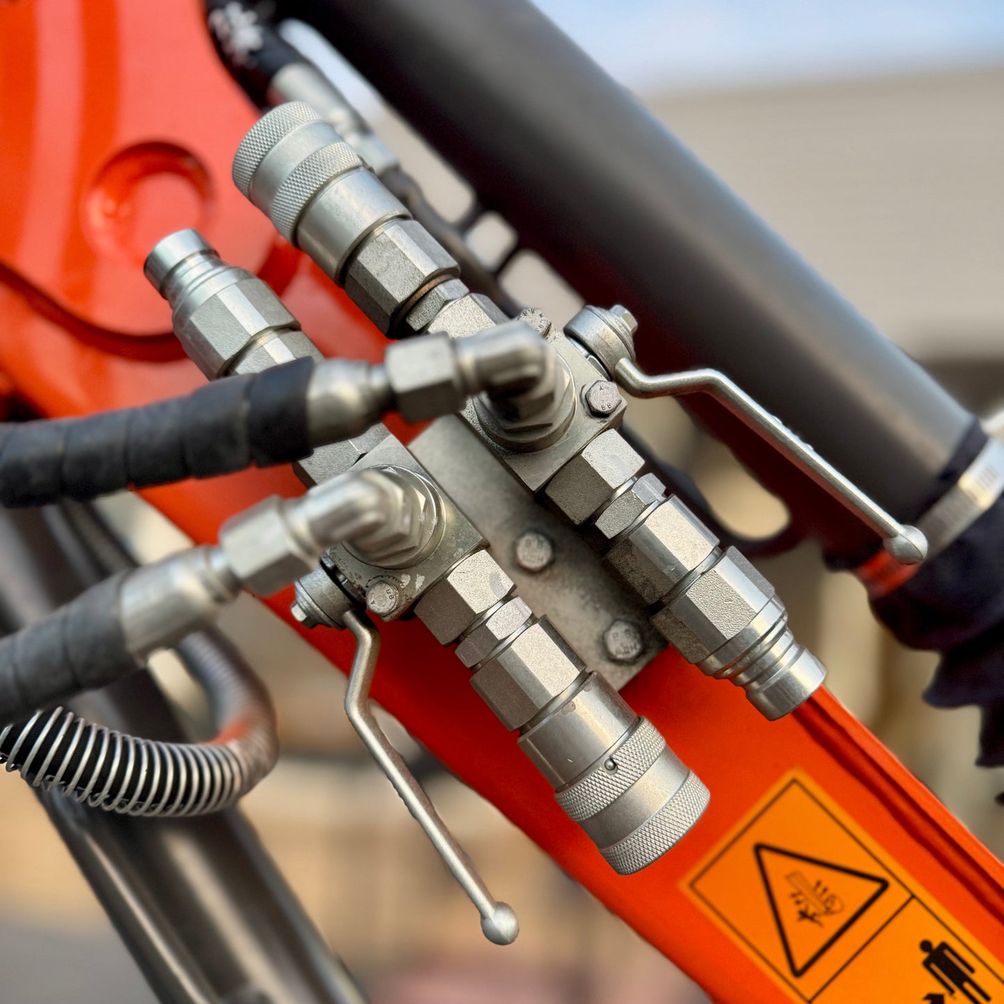 AM20 2.0T Mini Excavator - auxiliary hydraulic valves detail