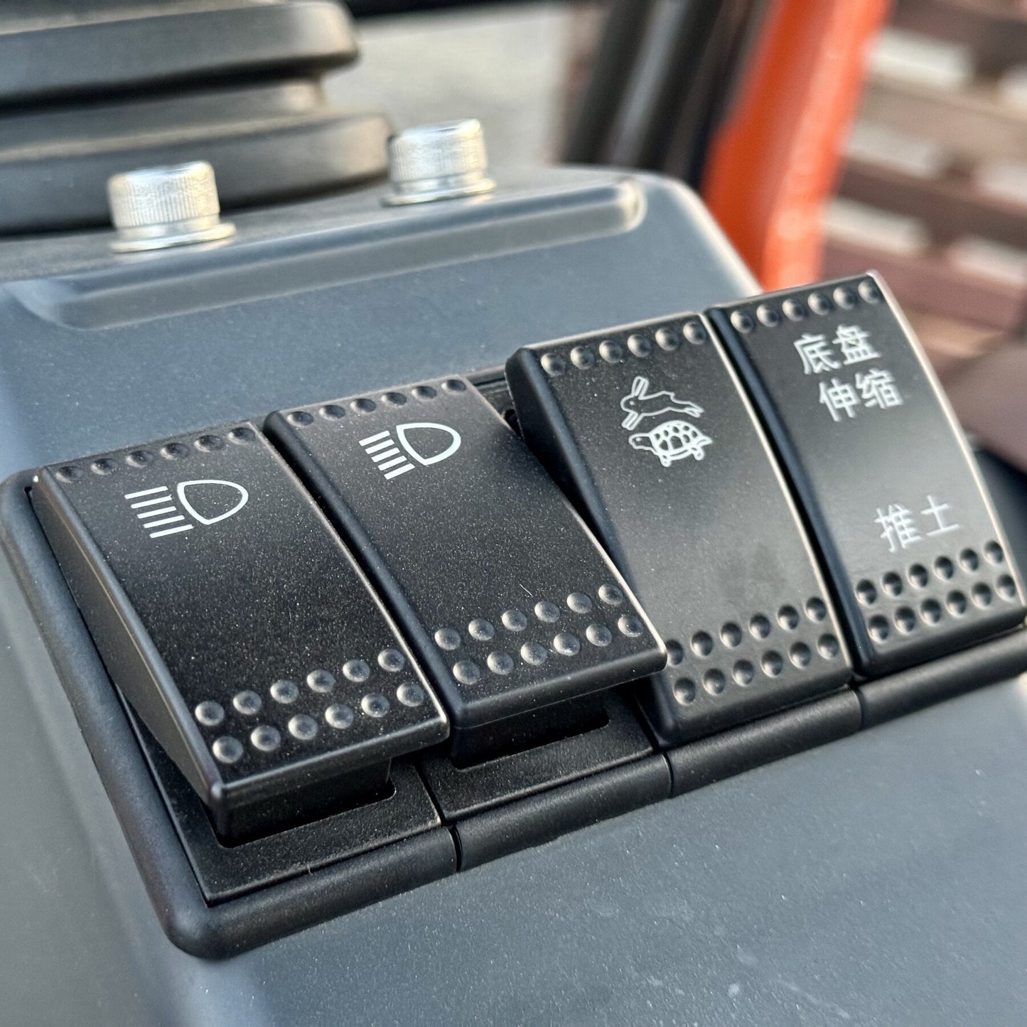 AM20 2.0T Mini Excavator - control switches detail