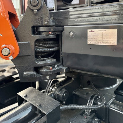 AM20 2.0T Mini Excavator - swing kingpost detail